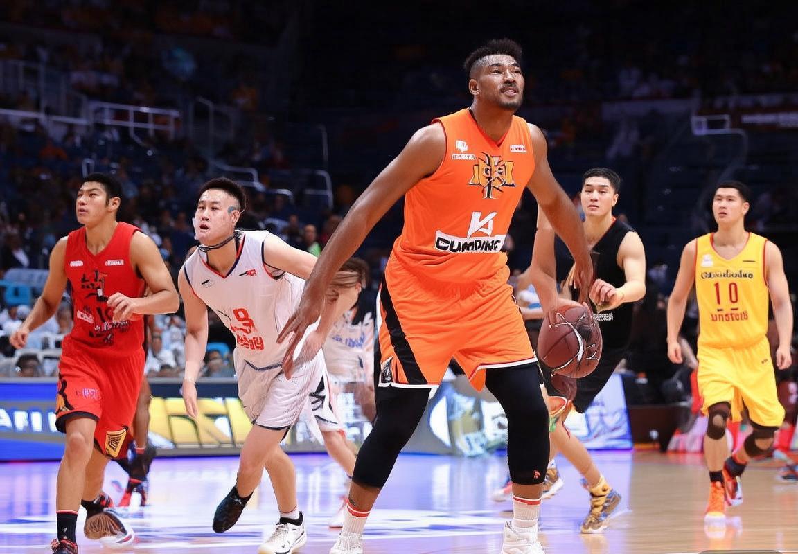 2019年CBA季后赛易建联巅峰对决：粤苏战精彩瞬间回顾(图2)