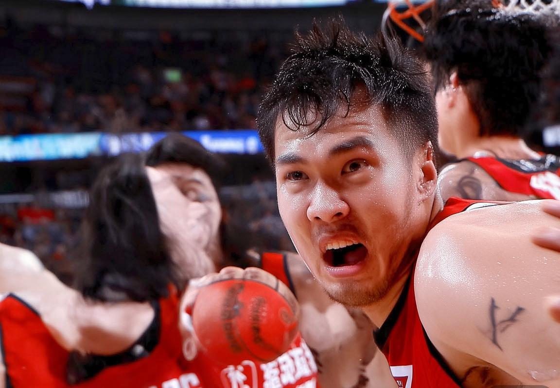 2019年CBA季后赛易建联巅峰对决：粤苏战精彩瞬间回顾(图3)